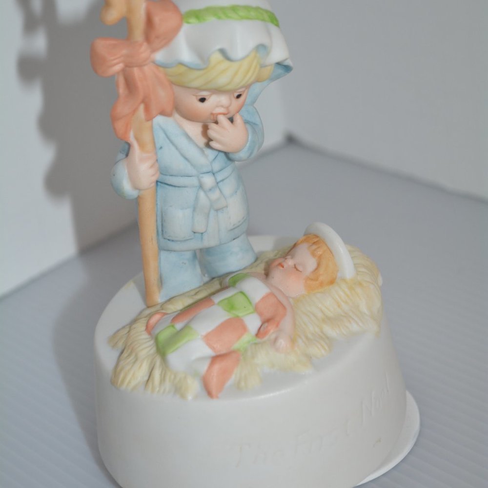 VTG Willitts The First Noel Baby Jesus Manger Christmas Rotating Music Box 6"